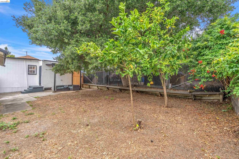 Welcome home! This adorable 2-bedroom, 1-bathroom house has been - photo 21