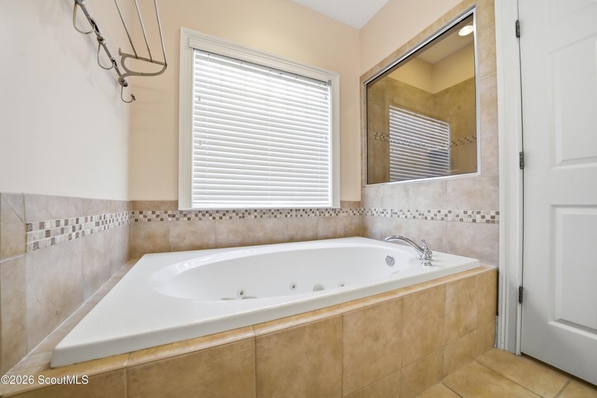 Welcome to this beautifully maintained 5-bedroom, 3.5-bath home - photo 11
