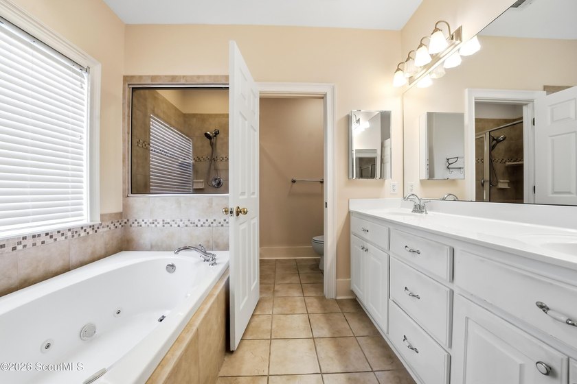 Welcome to this beautifully maintained 5-bedroom, 3.5-bath home - photo 13