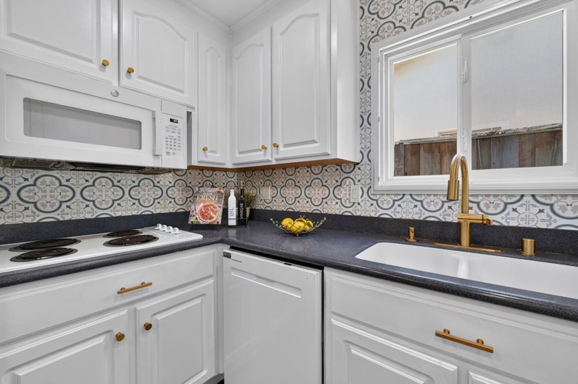 Beautiful ranch home, ideally located close to Shady Oaks Park - photo 16