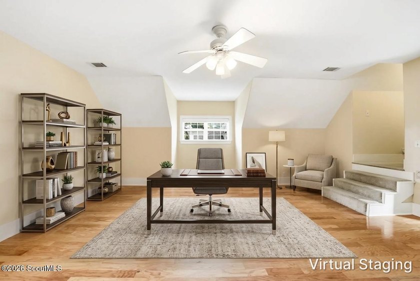 Welcome to this beautifully maintained 5-bedroom, 3.5-bath home - photo 18
