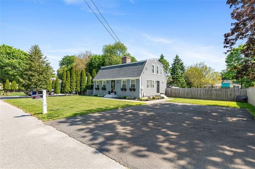 Welcome to this beautifully maintained 4-bedroom, 1.5-bath home - photo 4
