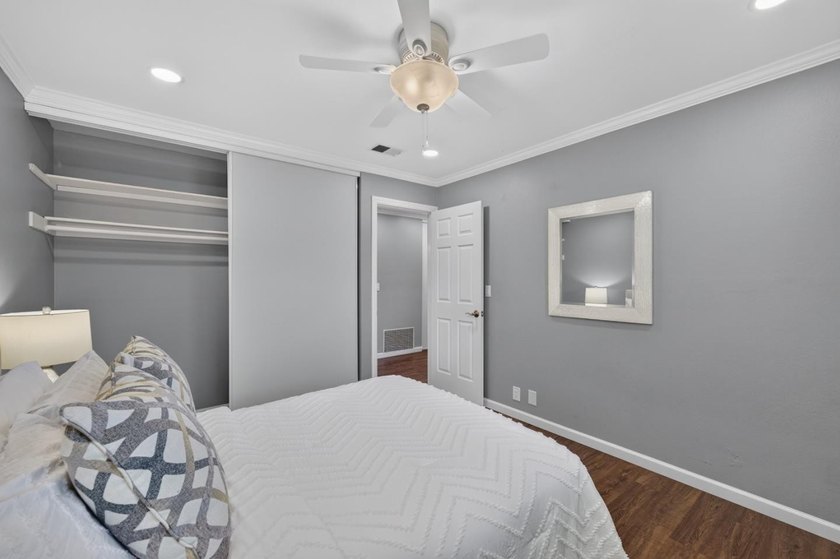 Beautiful ranch home, ideally located close to Shady Oaks Park - photo 32