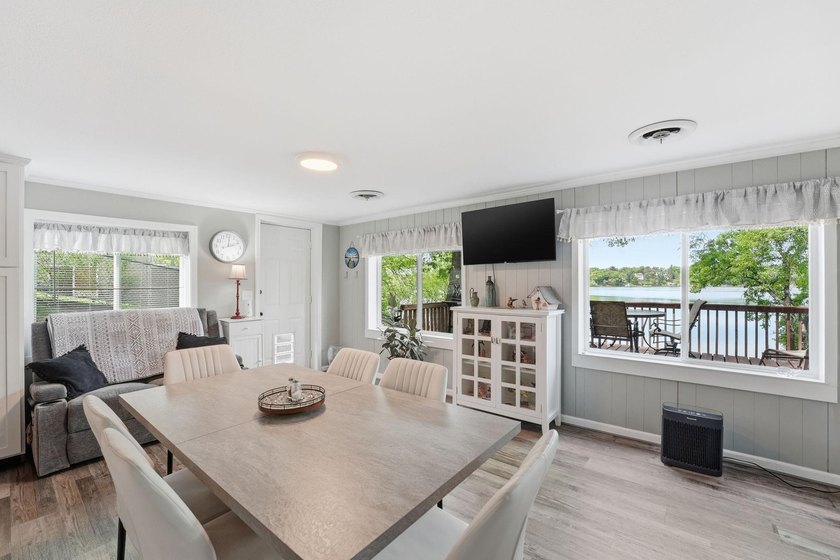 Completely renovated and move-in ready, this charming 2-bedroom - photo 11