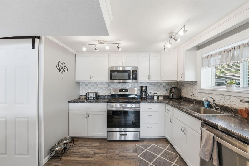 Completely renovated and move-in ready, this charming 2-bedroom - photo 17