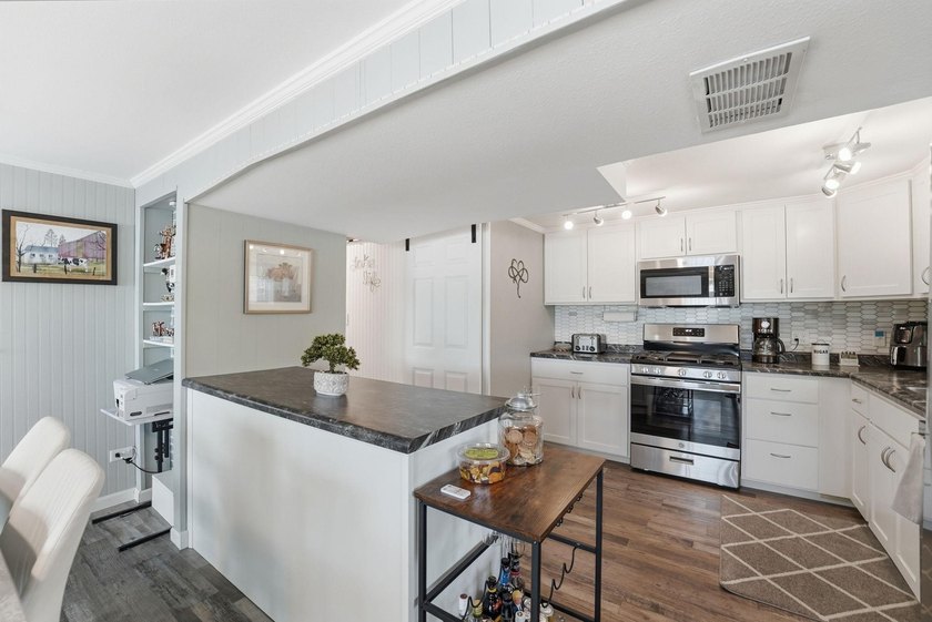 Completely renovated and move-in ready, this charming 2-bedroom - photo 18