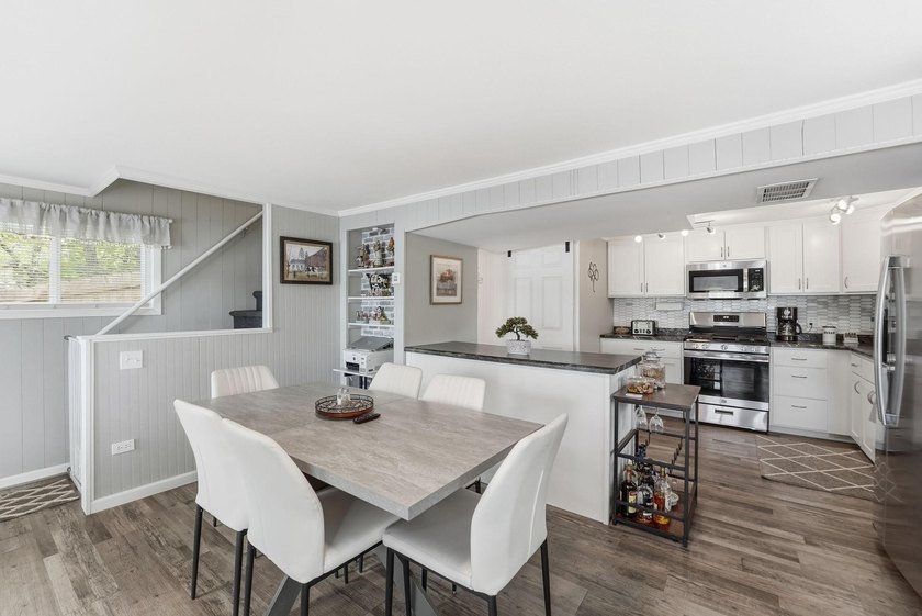 Completely renovated and move-in ready, this charming 2-bedroom - photo 19