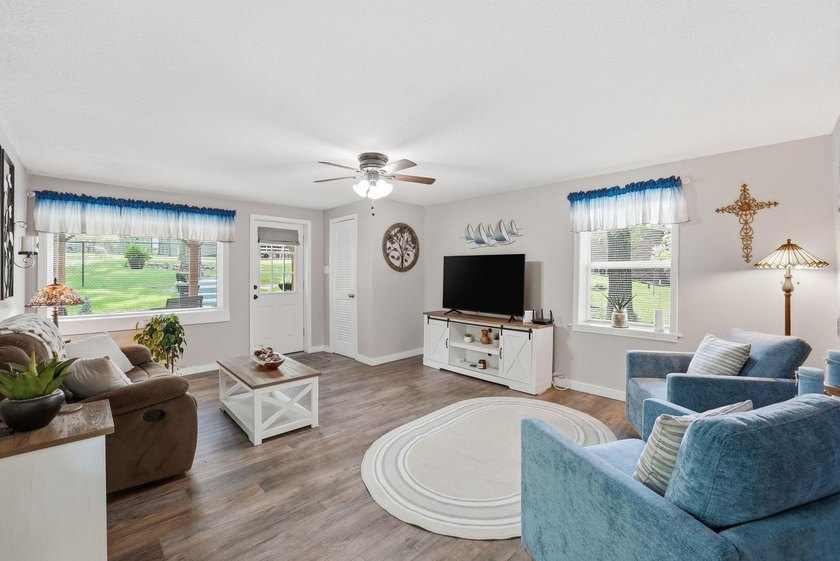 Completely renovated and move-in ready, this charming 2-bedroom - photo 22
