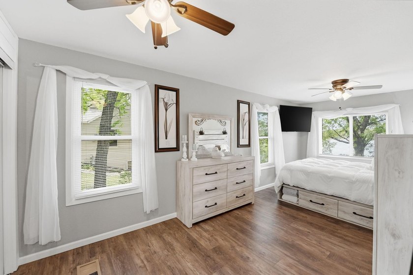 Completely renovated and move-in ready, this charming 2-bedroom - photo 26