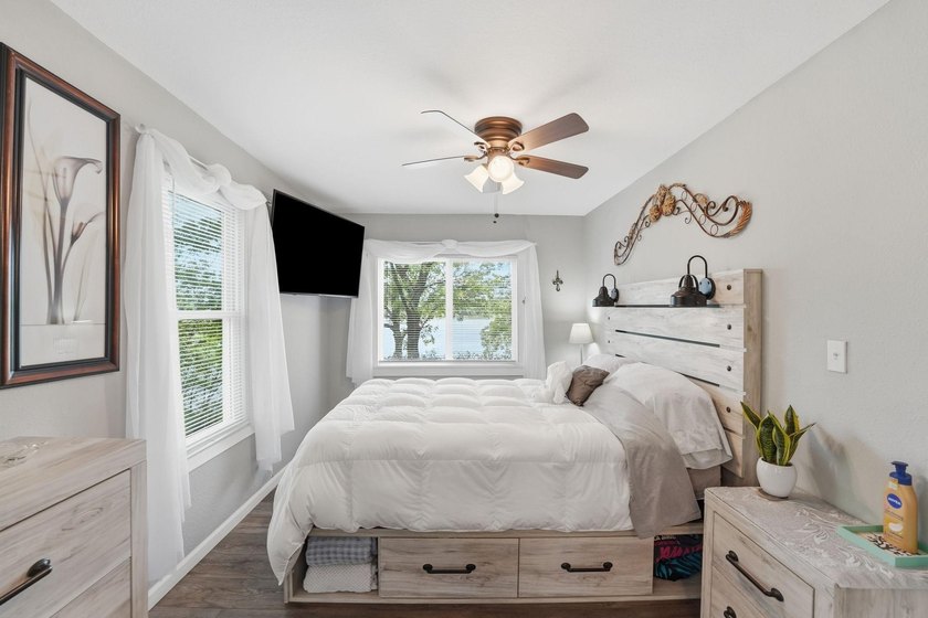 Completely renovated and move-in ready, this charming 2-bedroom - photo 27