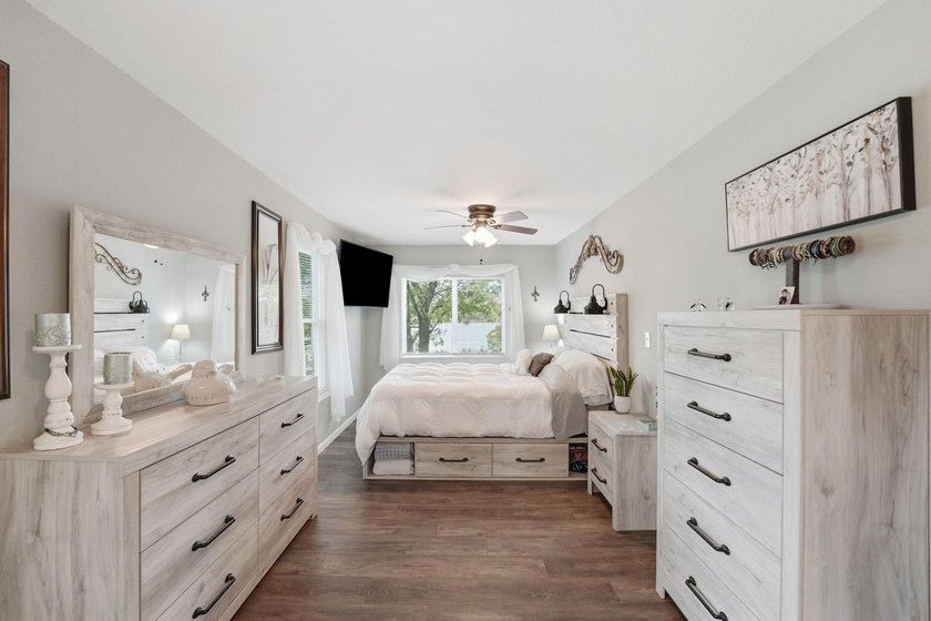 Completely renovated and move-in ready, this charming 2-bedroom - photo 28