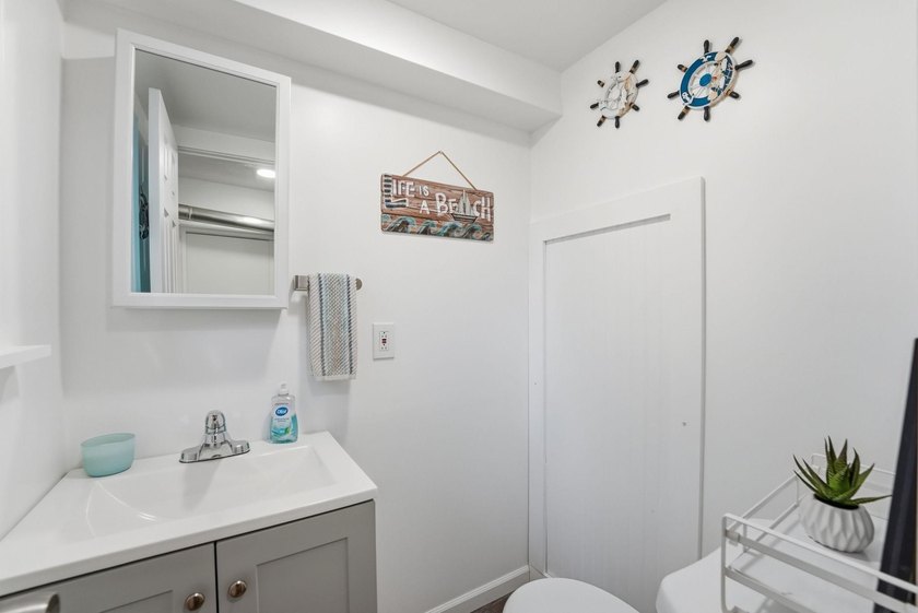 Completely renovated and move-in ready, this charming 2-bedroom - photo 31