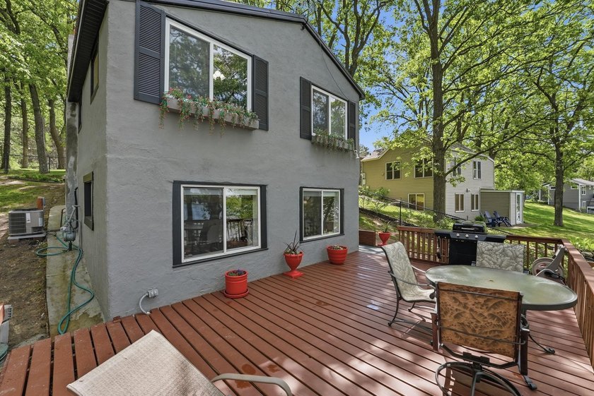 Completely renovated and move-in ready, this charming 2-bedroom - photo 34