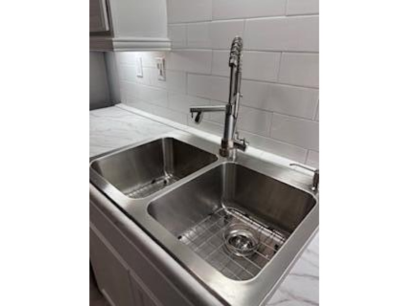 Beautiful home! Completely renovated! Freshly painted, smooth - photo 6