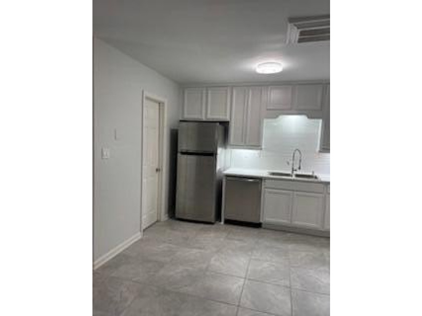 Beautiful home! Completely renovated! Freshly painted, smooth - photo 7