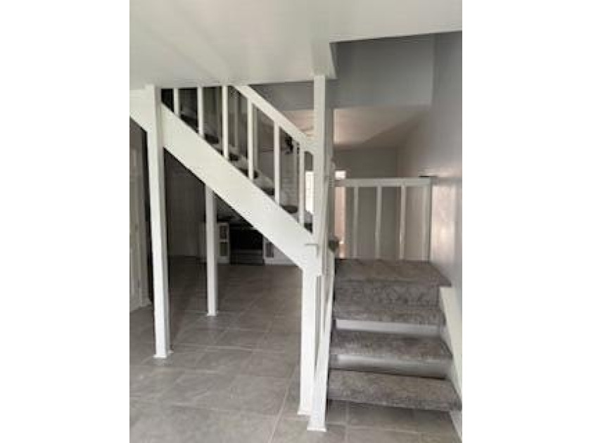 Beautiful home! Completely renovated! Freshly painted, smooth - photo 9