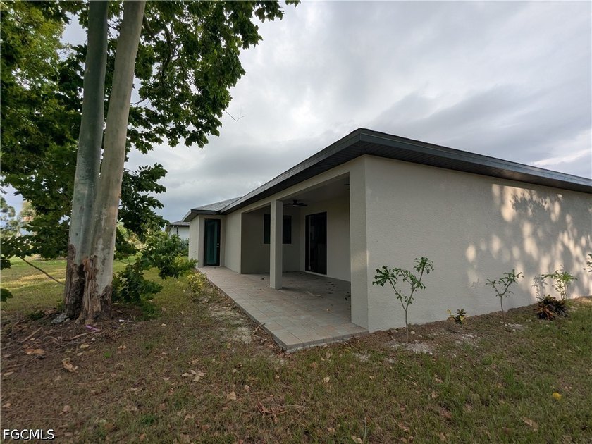 Move in ready! Beautiful new custom upgraded open floor plan - photo 12