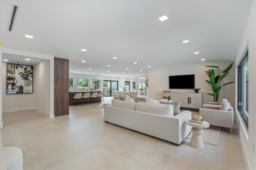 Classic Fort Lauderdale meets modern luxury in this beautifully - photo 2