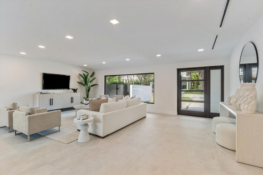 Classic Fort Lauderdale meets modern luxury in this beautifully - photo 3