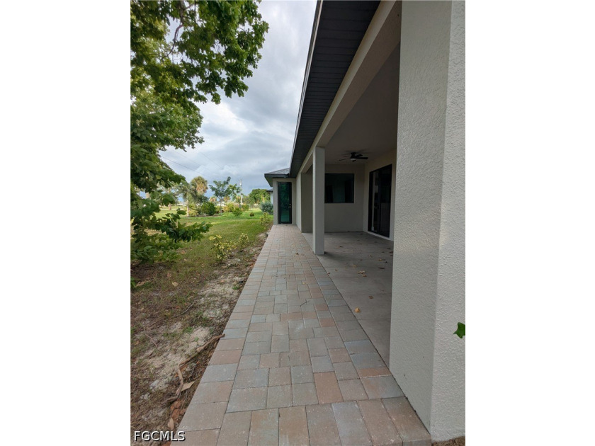 Move in ready! Beautiful new custom upgraded open floor plan - photo 14