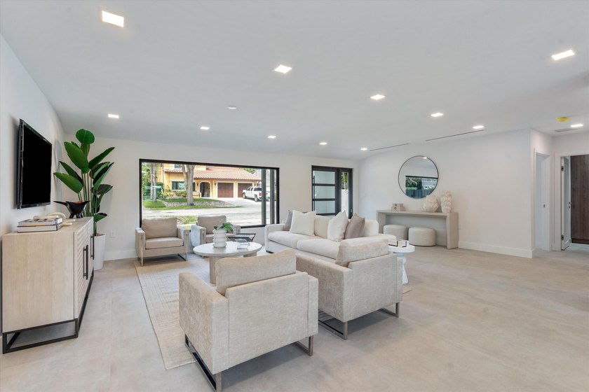 Classic Fort Lauderdale meets modern luxury in this beautifully - photo 10