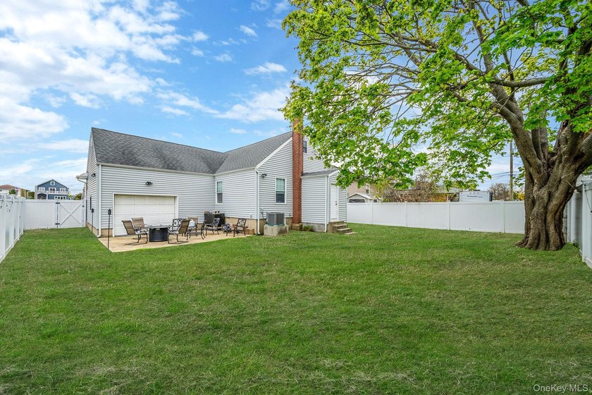 Welcome to 253 E Riviera Drive a charming expanded Cape-style - photo 23