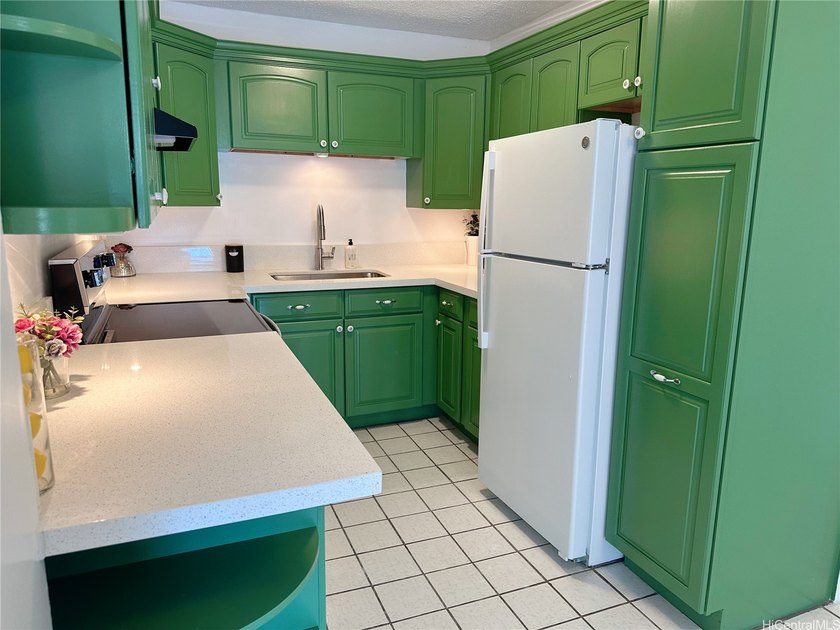 Beautiful and versatile 2-bedroom, 1.5-bath corner unit with a - photo 4