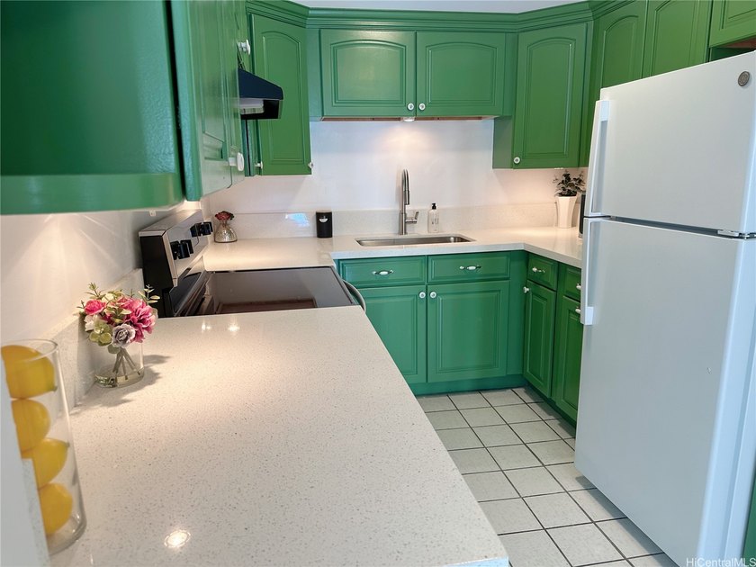Beautiful and versatile 2-bedroom, 1.5-bath corner unit with a - photo 6