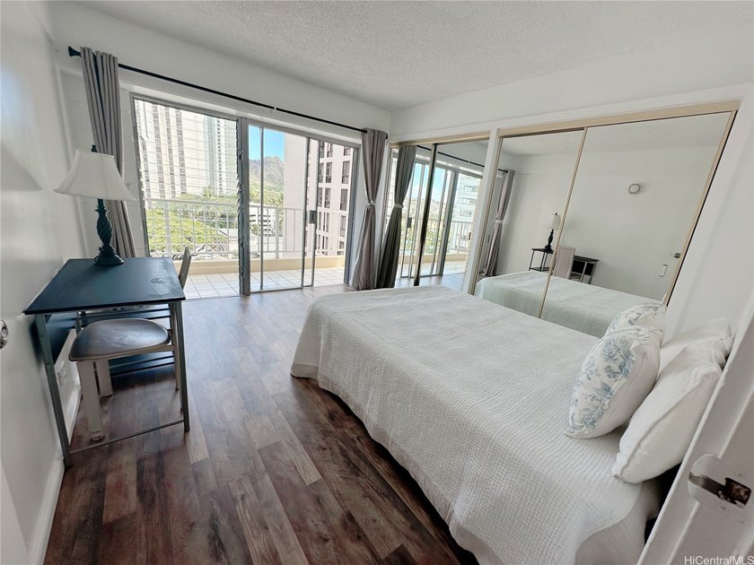 Beautiful and versatile 2-bedroom, 1.5-bath corner unit with a - photo 8