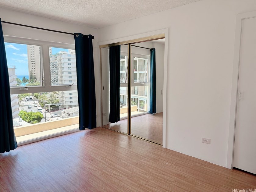 Beautiful and versatile 2-bedroom, 1.5-bath corner unit with a - photo 10