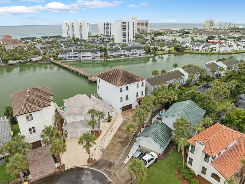 A stunning lakefront estate in the heart of Destin, Florida - photo 13