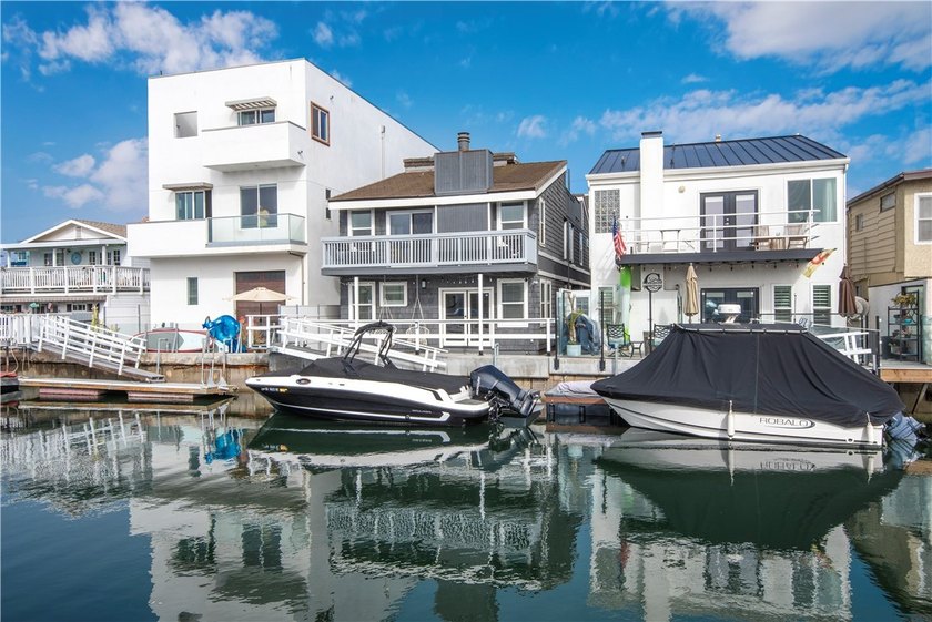 This stunning three-level waterfront home on Sunset Island - photo 15