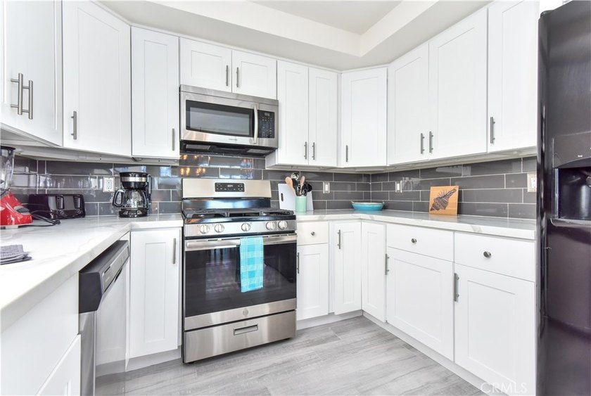 This stunning three-level waterfront home on Sunset Island - photo 45