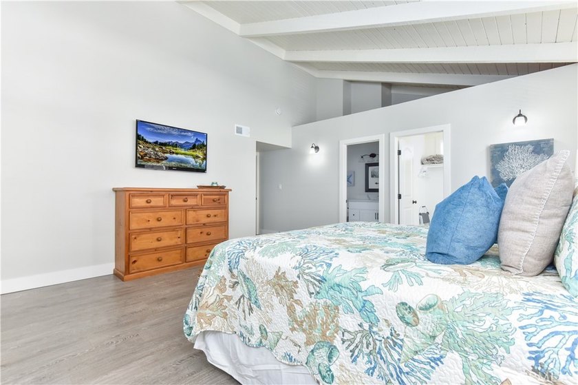 This stunning three-level waterfront home on Sunset Island - photo 54