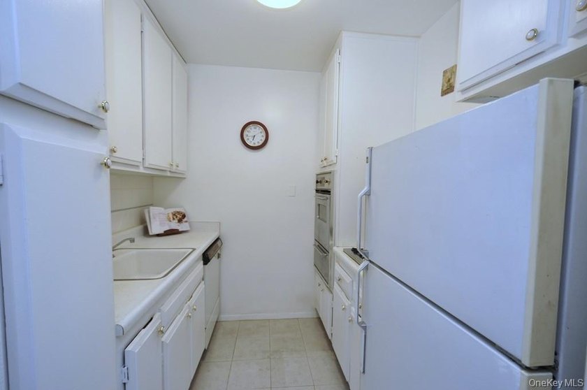 Welcome to this bright one bedroom co-op in highly sought-after - photo 11