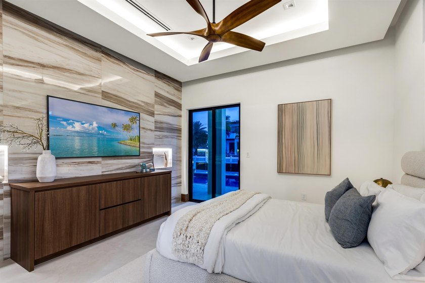 Brand-New Ultra Modern Masterpiece sited on 80' of waterfrontage - photo 18