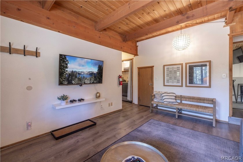 Spectacular Moonridge Retreat! Ideally located just moments from - photo 11