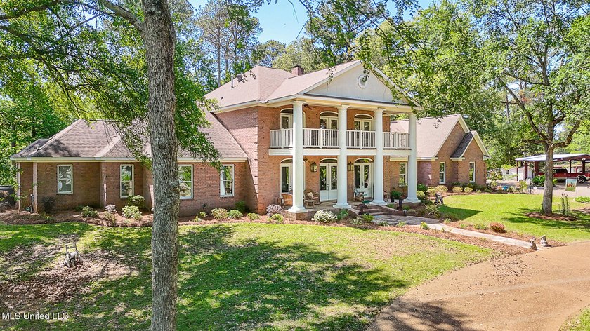 Southern Living! Enter the gated, curving driveway around a - photo 3