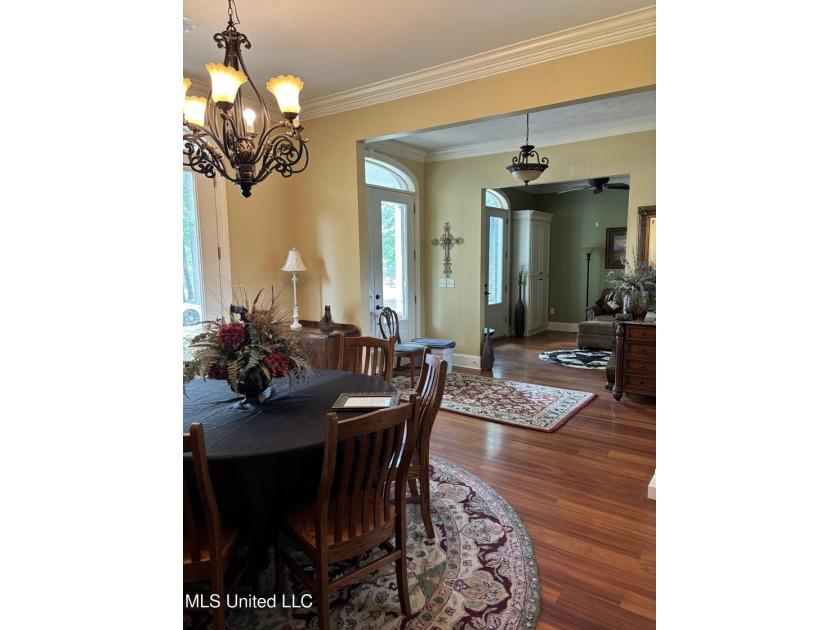 Southern Living! Enter the gated, curving driveway around a - photo 9