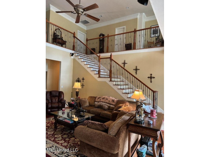 Southern Living! Enter the gated, curving driveway around a - photo 10