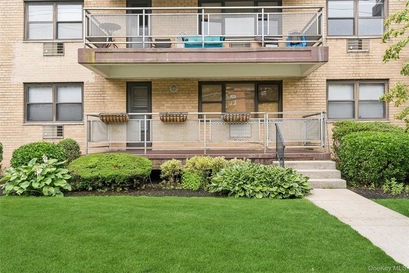 Rarely available, The Carlyle at Great Neck Plaza. A Premier - photo 3