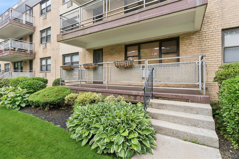 Rarely available, The Carlyle at Great Neck Plaza. A Premier - photo 5