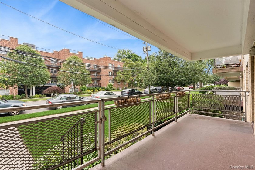 Rarely available, The Carlyle at Great Neck Plaza. A Premier - photo 6