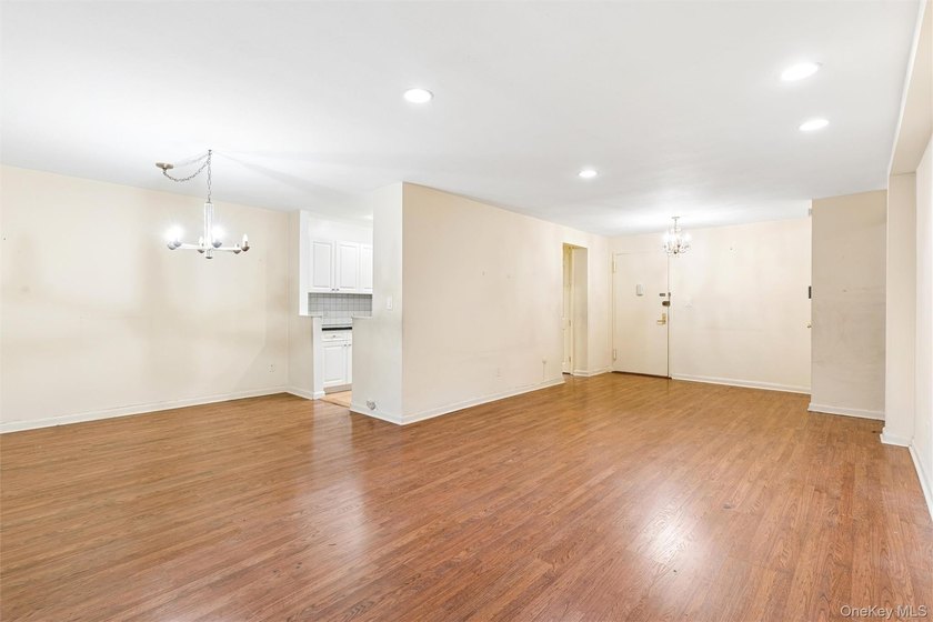 Rarely available, The Carlyle at Great Neck Plaza. A Premier - photo 8