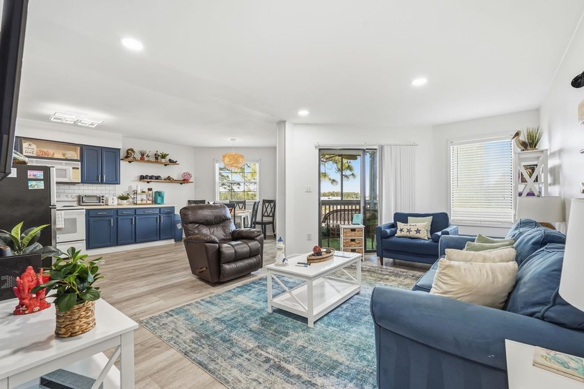 Welcome to the Coast! This 2 bedroom, 2 bathroom condo, is - photo 6