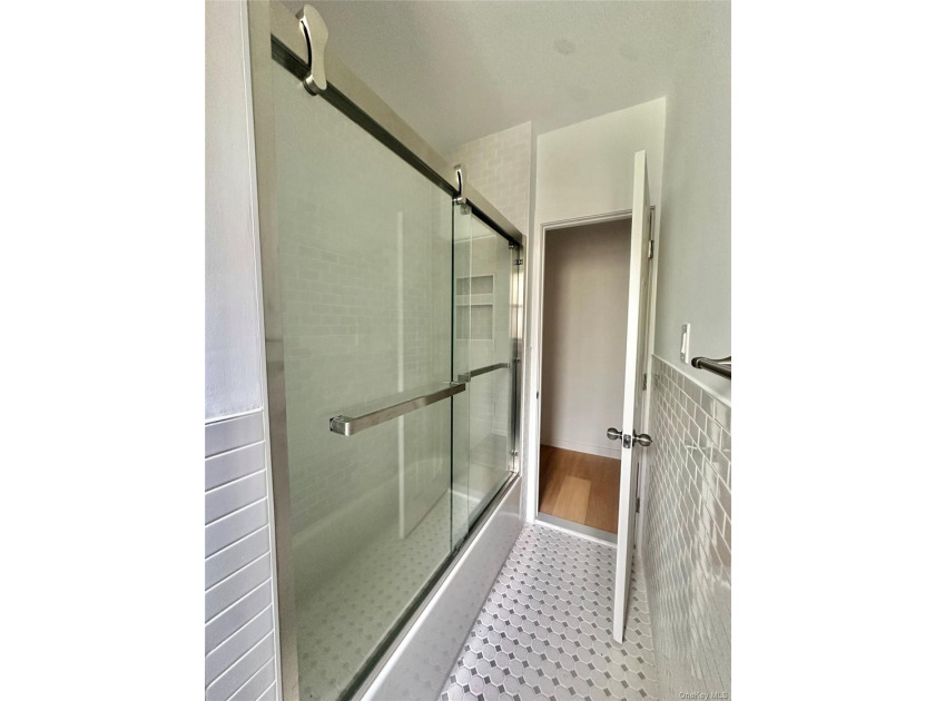 This fully renovated, spacious 2-bedroom apartment features - photo 3