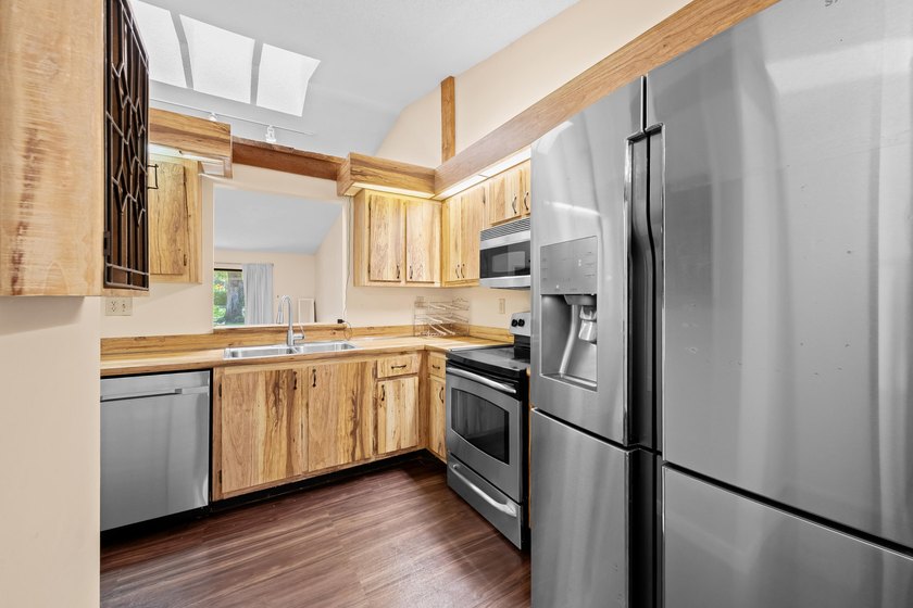 Welcome to this charming two-bedroom, two-bathroom villa in - photo 23