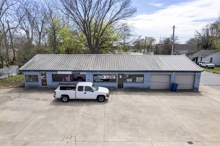 This unique commercial property is in a high-traffic area - photo 11