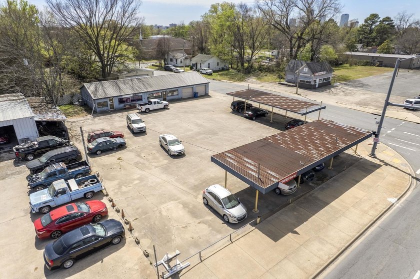 This unique commercial property is in a high-traffic area - photo 12