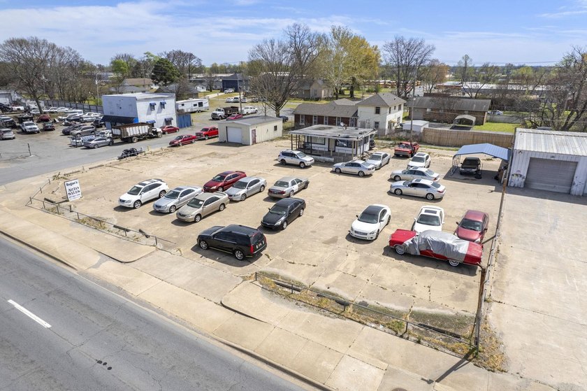 This unique commercial property is in a high-traffic area - photo 14